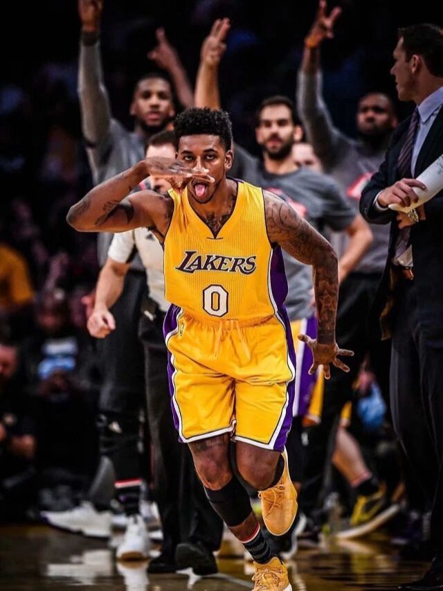 他微屈膝卸 他微屈膝卸